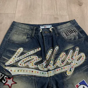 Vintage ξεwashed denim jeans me polychroma stras kai entona grammata kentima styl streetwear.