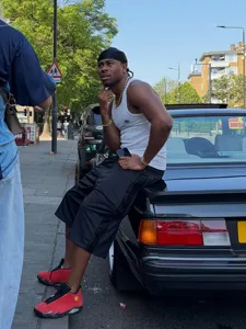Λεπτομέρεια από casual σορτς streetwear με ανάγλυφα γράμματα και μοντέρνα άνετη εφαρμογή.