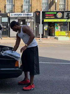 Λεπτομερής λήψη casual σορτς streetwear με ανάγλυφα γράμματα στο πλάι και άνετη γραμμή.