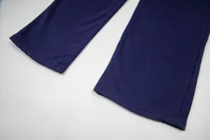 Λεπτομέρεια στριφώματος casual παντελονιού μονόχρωμη, ποιοτικές ραφές για καθημερινή χρήση.