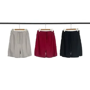 Casual streetwear ανδρικό σορτς με ανάγλυφες λεπτομέρειες, τσέπες και άνετο κορδόνι.