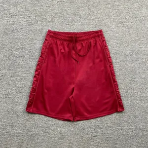 Kokkina athlitika shorts dihtyota gia andres kai gynakes, me anaglyfo plaiino tainia streetwear.