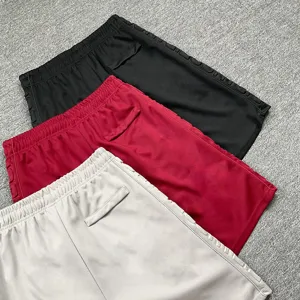 Casual streetwear σορτς με ανάγλυφες πλαϊνές λωρίδες και ελαστική μέση, διαπνέον mesh ύφασμα.