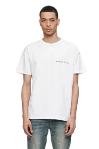Detailed view of the white short-sleeve t-shirt featuring chest letter print design.