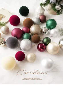 Ensemble de boules de Noël à suspendre, boules décoratives veloutées et pailletées.