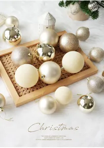 Ensemble de boules de Noël en or champagne avec finitions pailletées et mates pour sapin.