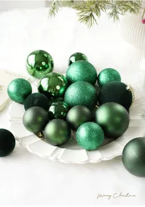 Ensemble de boules de Noël vertes, décorations suspendues pour sapin de fêtes.