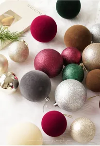 Ensemble de boules de Noël pour décoration de sapin, finitions velours et paillettes.