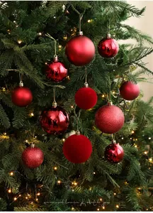 Ensemble de boules de Noël rouges détail, ornements mats brillants scintillants déco.