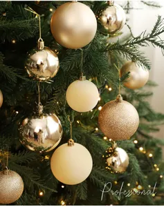 Gros plan de boules de Noël dorées et champagne avec des finitions brillantes et mates.