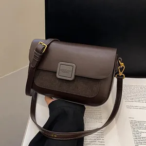 Dunkelbraune Umhängetasche für Damen, stilvolle Schultertasche mit Überschlag.