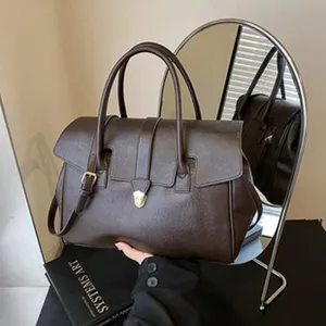 Dunkelbraune Ledertasche als Umhängetasche mit großem Fassungsvermögen und stilvollem Schloss.