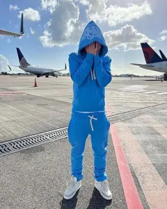 Tuta sportiva streetwear stile Y2K con felpa con cappuccio e pantaloni in colore blu brillante.