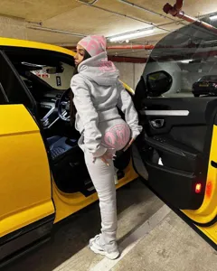 Set streetwear Y2K felpa con cappuccio grigia e pantaloni con lettere rosa donna.