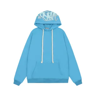 Dettaglio felpa con cappuccio blu, coulisse bianche spesse, stampa graffiti.