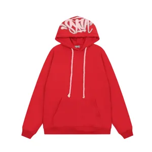 Felpa streetwear rossa con cappuccio graffiti rosa, cordoncini spessi e tasca a marsupio.