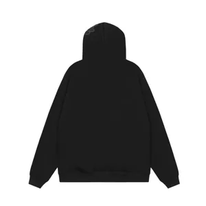 Dettaglio posteriore di una felpa con cappuccio nera, felpa streetwear felpata.
