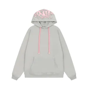 Felpa con cappuccio streetwear grigia per uomo e donna con dettagli e graffiti rosa.