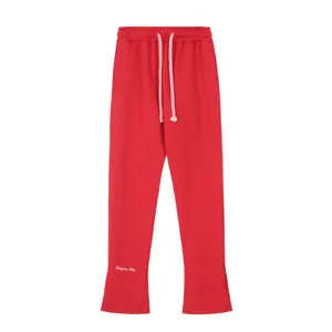Pantaloni sportivi Y2K rossi con coulisse rosa e dettagli di spacchetto eleganti.