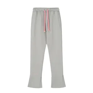 Pantaloni della tuta grigi in felpa con coulisse rosa e fondo svasato, stile Y2K streetwear.