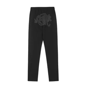 Pantaloni della tuta casual streetwear neri felpati con logo graffiti sul retro.