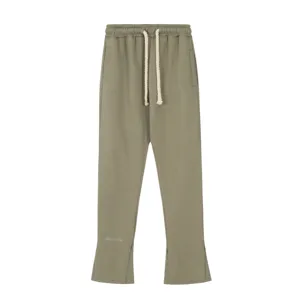 Primo piano dettagliato sull'orlo svasato e sulla cerniera di questi pantaloni streetwear.