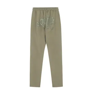 Vista dettagliata dei pantaloni felpati Y2K stile streetwear kaki con stampa graffiti.