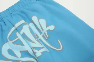 Vista dettagliata dei pantaloni streetwear in felpa blu con stampa graffiti S&Y stile Y2K.