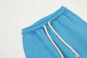 Dettaglio coulisse pantaloni felpa blu, pantaloni casual vita alta primo piano tessuto comodo.