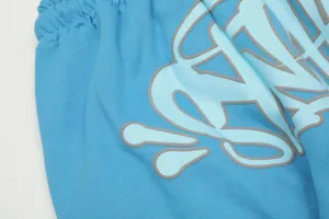 Primo piano dettaglio di pantaloni felpati streetwear blu con stampa grafica in stile Y2K