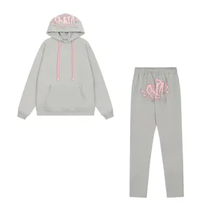 Tuta grigia con felpa con cappuccio e pantaloni, logo graffiti rosa, stile streetwear Y2K.