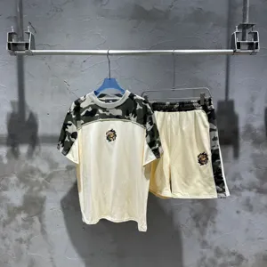 Ensemble t-shirt et short camouflage streetwear avec des accents brodés détaillés.