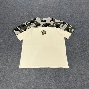 T-shirt à manches courtes et empiècement camouflage avec broderie, style streetwear.