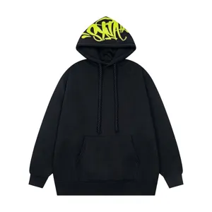 Felpa con cappuccio in pile nero da uomo e donna con grafica fluo gialla sul cappuccio.