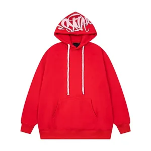 Felpa con cappuccio rossa con coulisse bianche e stampa graffiti alla moda, stile streetwear.