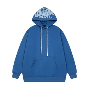 Dettaglio felpa con cappuccio blu felpata, coulisse bianche, tasca a marsupio, stampa.