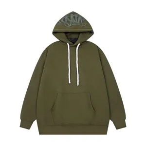 Felpa con cappuccio verde militare foderata in pile con tasca. Stile streetwear.