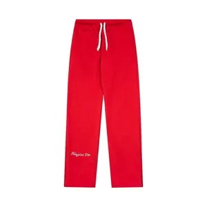 Pantaloni della tuta felpati Y2K rosso vivo con coulisse bianca e scritta elegante.