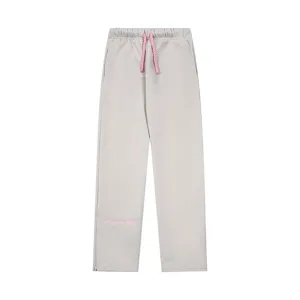 Pantaloni della tuta Y2K felpati grigio chiaro con coulisse rosa e dettagli ricamati.