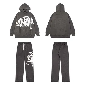 Vista dettagliata della felpa streetwear grigia scura e dei pantaloni della tuta sportiva.