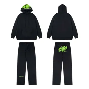 Tuta streetwear Y2K nera con felpa con cappuccio e pantaloni coordinati in felpa.