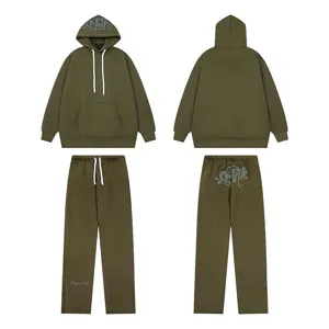 Vista dettagliata del set streetwear con felpa con cappuccio e pantaloni verde oliva.