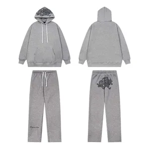 Vista dettagliata della felpa con cappuccio e pantaloni della tuta grigi con stampa Y2K.