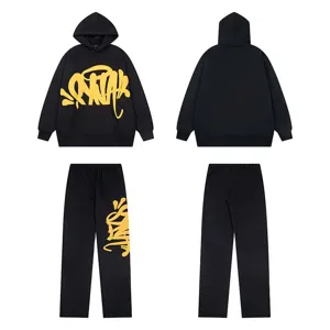 Completo felpa con cappuccio e pantaloni in felpa nera con stampa graffiti gialla Y2K.