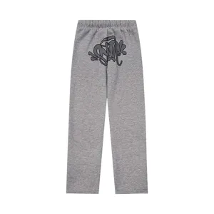 Vista dettagliata di pantaloni felpati grigi, stampa grafica in stile streetwear.