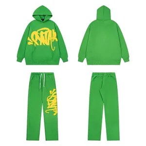 Set felpa con cappuccio e pantaloni verde con stampa di graffiti gialli, dettaglio.