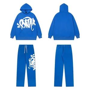Vista dettagliata del set felpa con cappuccio e pantaloni tuta Y2K blu con stampa.