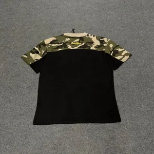 T-shirt à manches courtes camouflage et patchwork avec broderie stylée au dos pour mode.