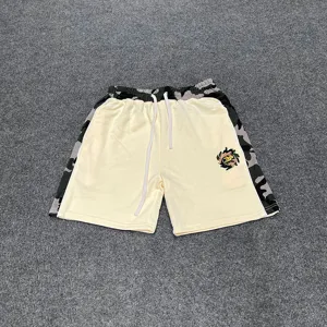 Short de survêtement streetwear camouflage pour hommes et femmes, style tendance et confortable.