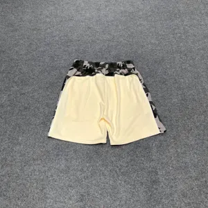 Shorts décontractés camouflage colorblock pour hommes et femmes, streetwear détail.